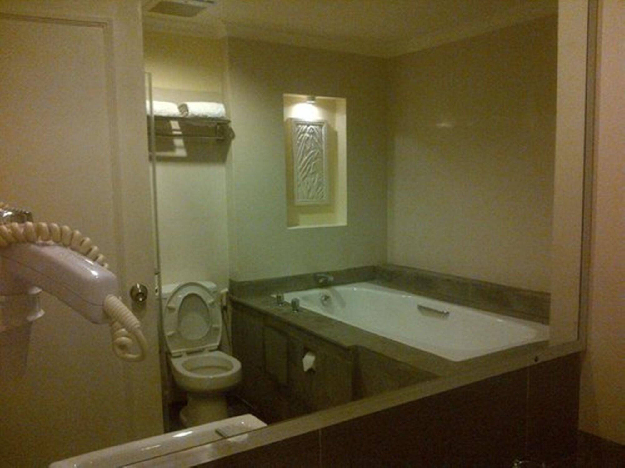 Harmoni One Convention Hotel And Service Apartments Batam Экстерьер фото