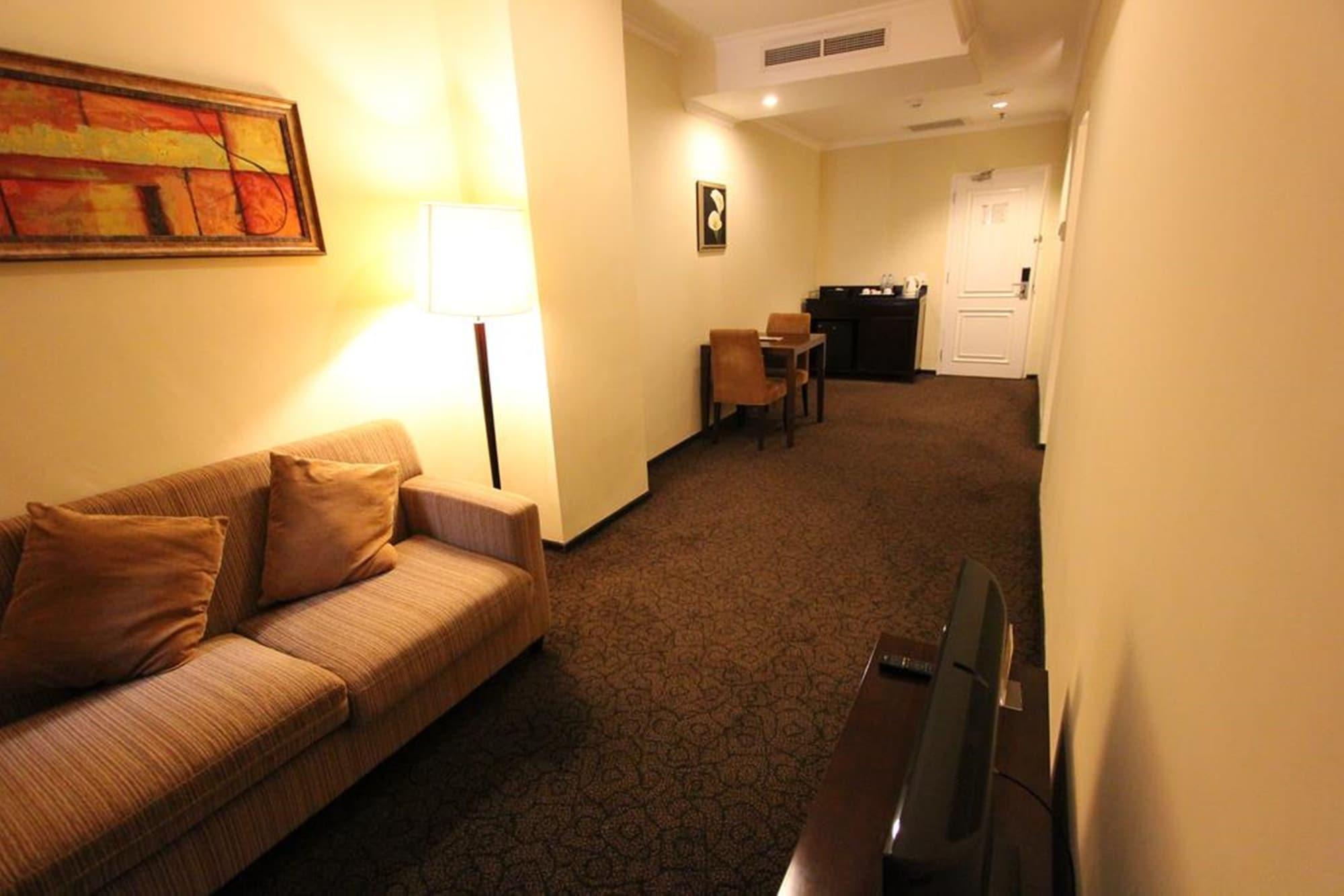 Harmoni One Convention Hotel And Service Apartments Batam Экстерьер фото