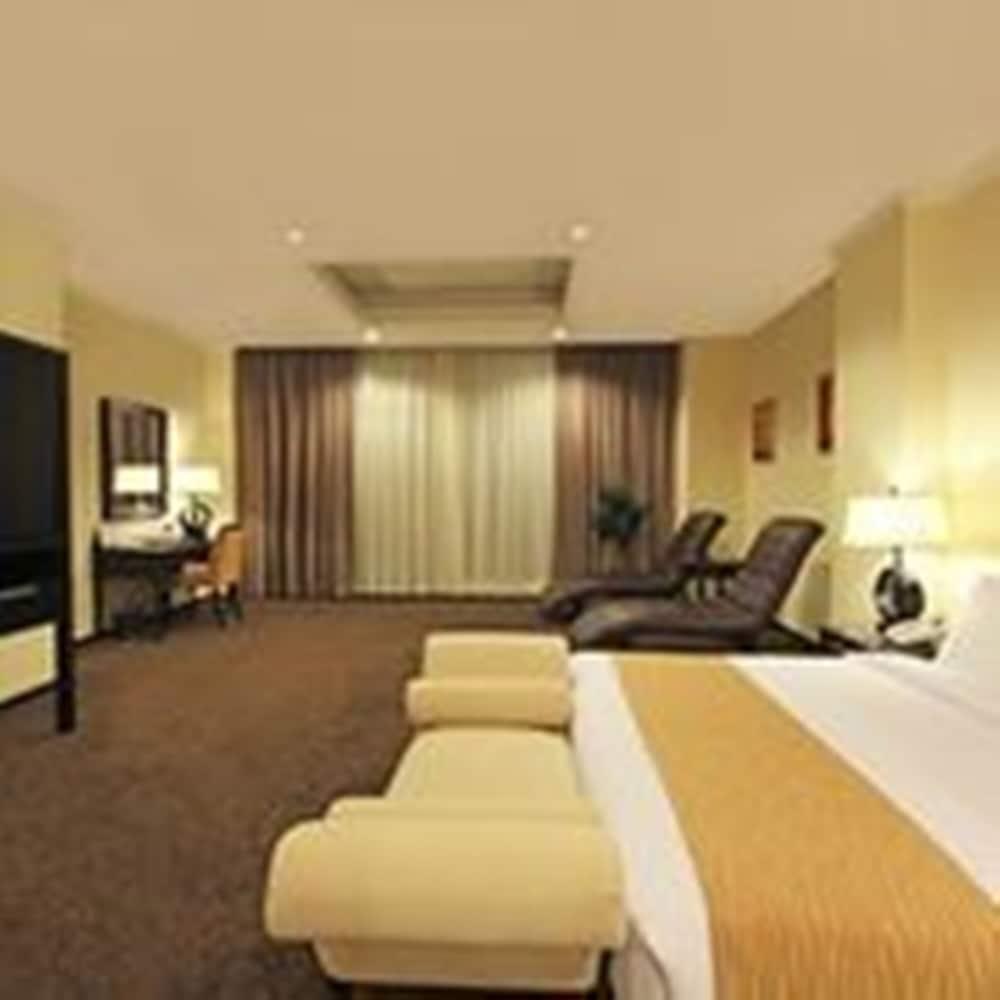 Harmoni One Convention Hotel And Service Apartments Batam Экстерьер фото