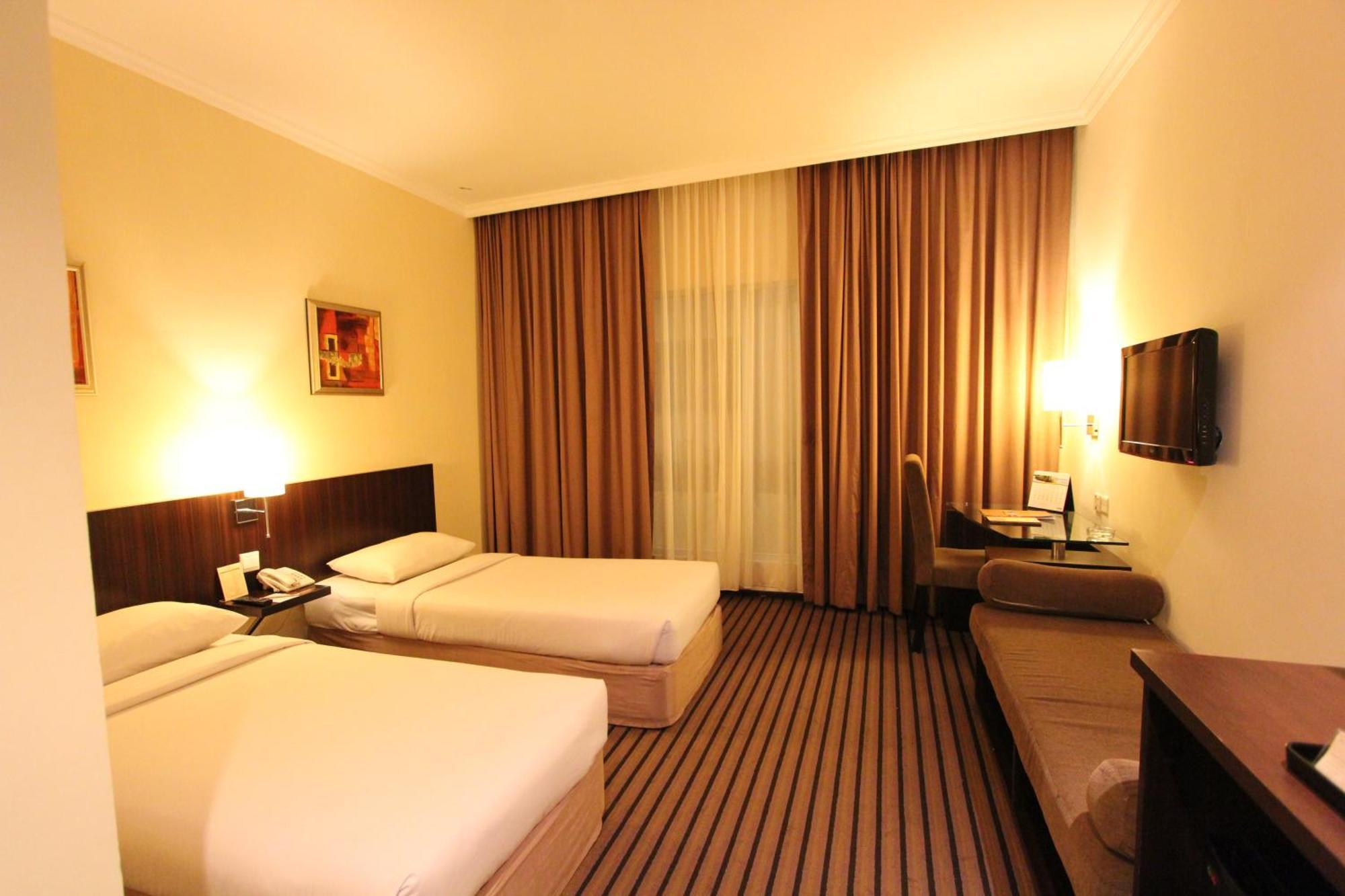 Harmoni One Convention Hotel And Service Apartments Batam Экстерьер фото
