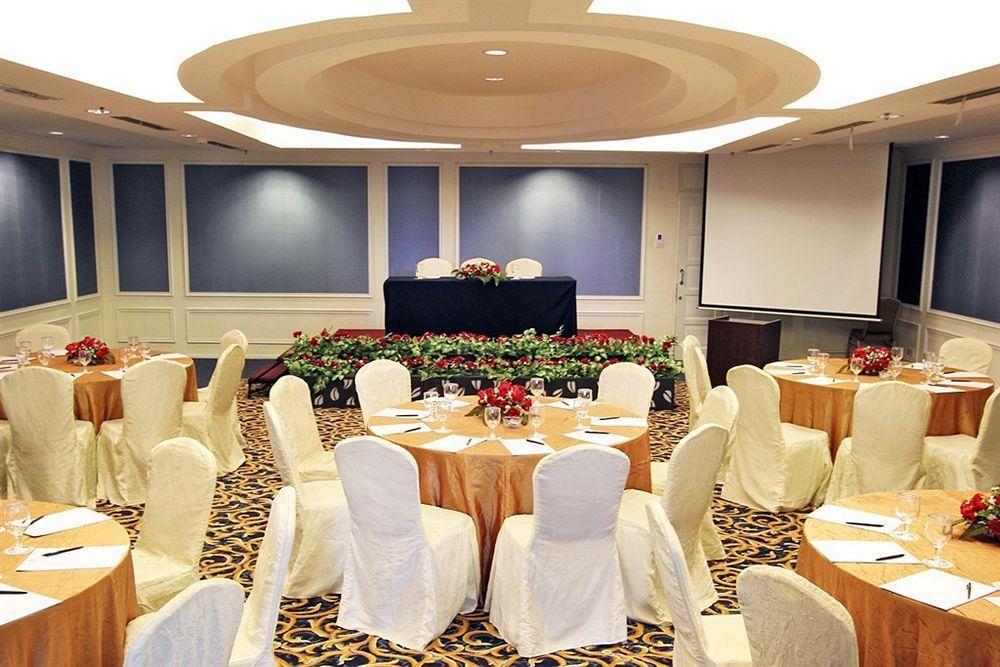 Harmoni One Convention Hotel And Service Apartments Batam Экстерьер фото