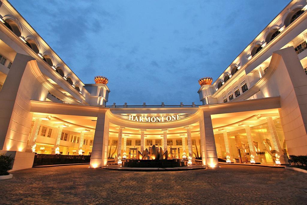 Harmoni One Convention Hotel And Service Apartments Batam Экстерьер фото