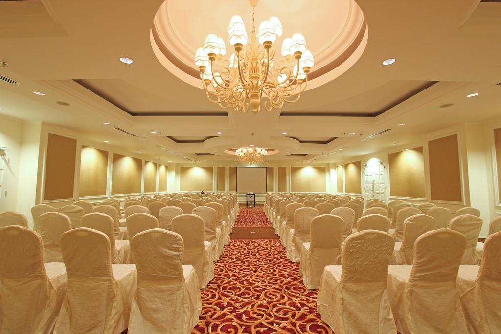 Harmoni One Convention Hotel And Service Apartments Batam Экстерьер фото