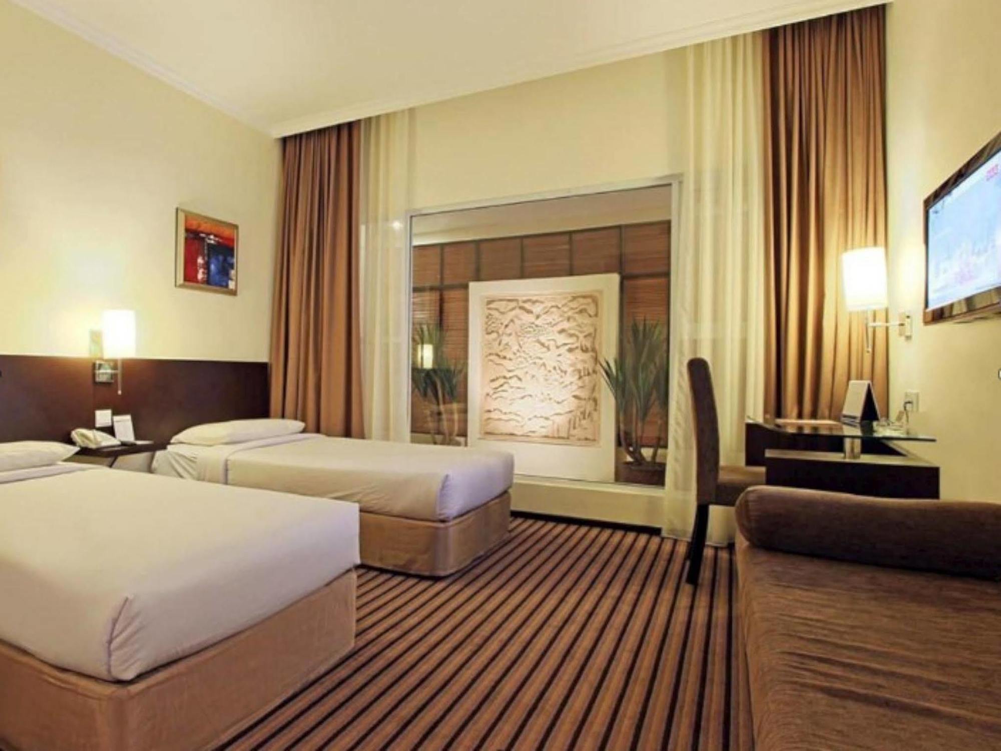 Harmoni One Convention Hotel And Service Apartments Batam Экстерьер фото