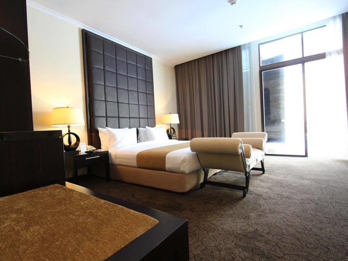 Harmoni One Convention Hotel And Service Apartments Batam Экстерьер фото