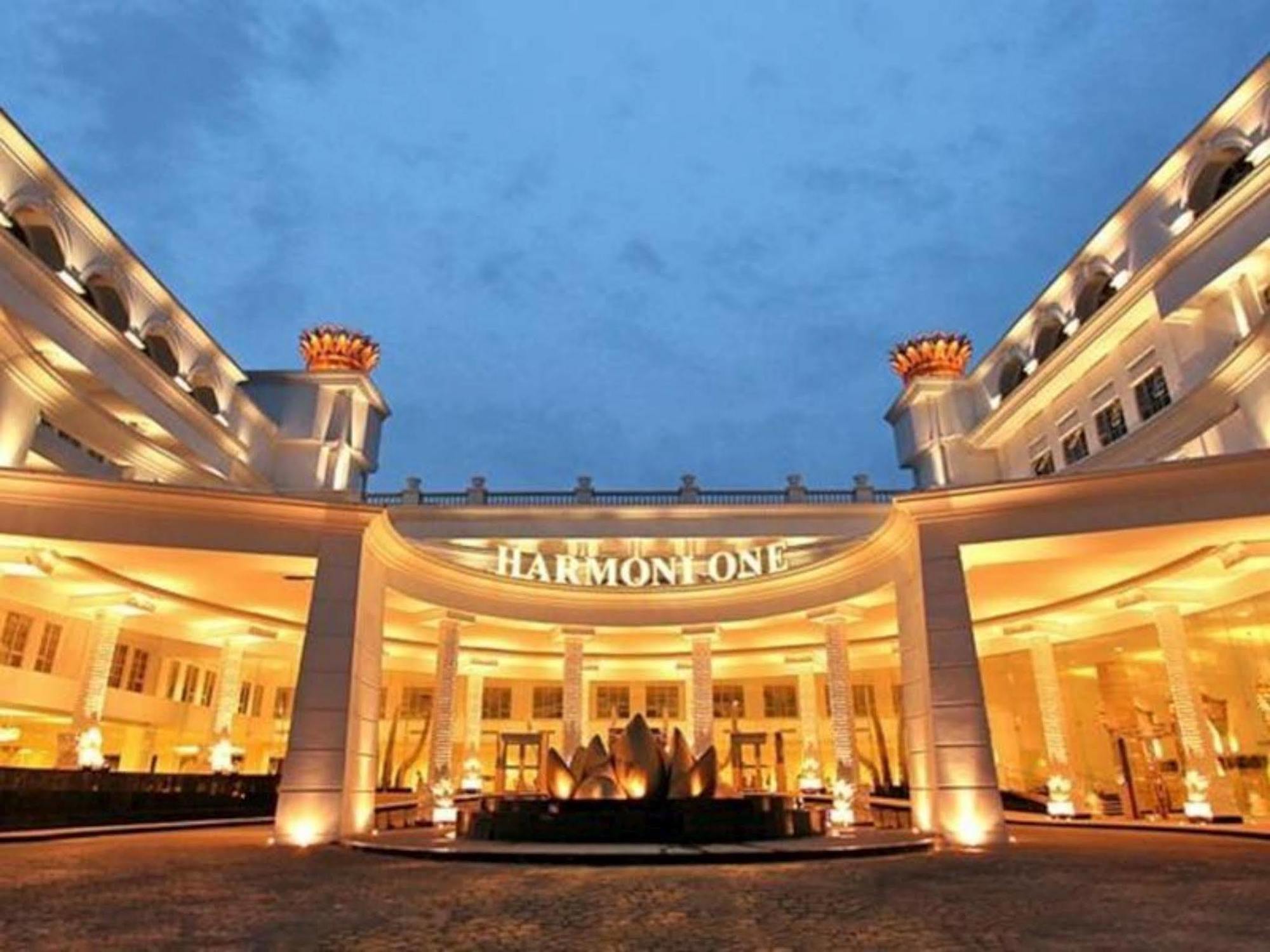 Harmoni One Convention Hotel And Service Apartments Batam Экстерьер фото
